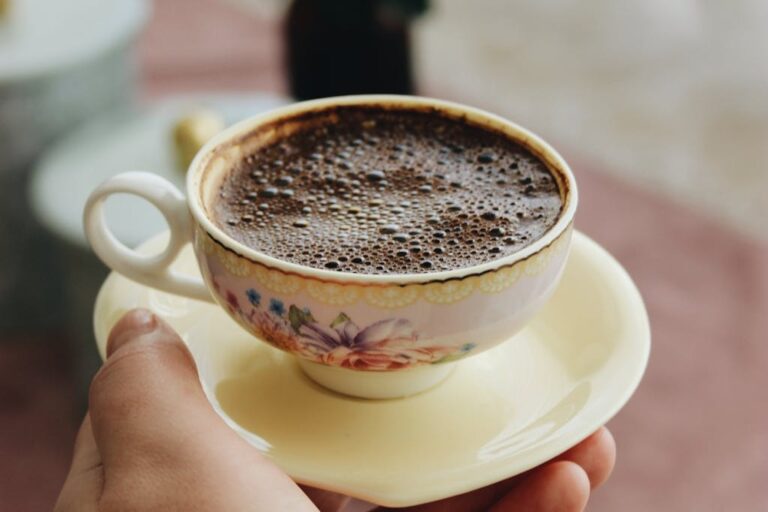 Jak odpowiedzieć na zaproszenie na kawę i nie popełnić błędu