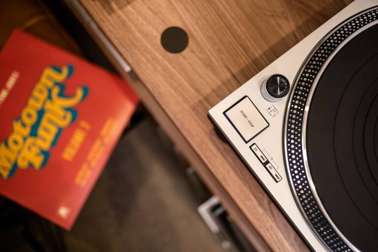 5 idealnych prezentów dla melomana, które znajdziesz w dobrym sklepie audio