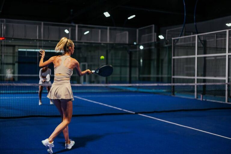 Padel jako sport po pracy – dlaczego sprawdza się lepiej niż siłownia?