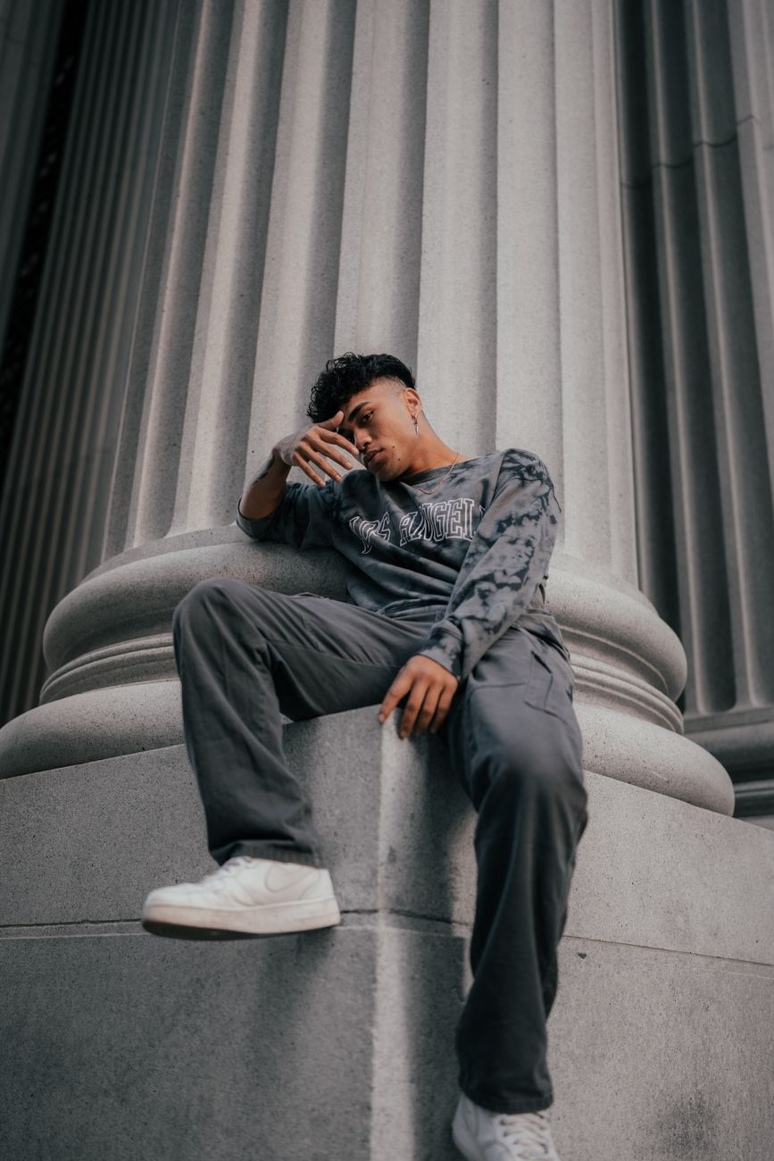 Koszulki i spodnie streetwear — jak zbudować spójny look od podstaw