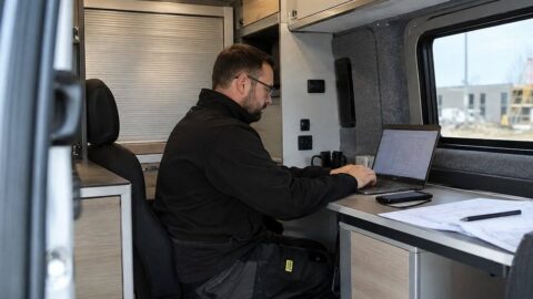 Biuro w samochodzie – w jakich branżach sprawdza się mobilne stanowisko pracy?