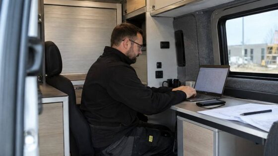 Biuro w samochodzie – w jakich branżach sprawdza się mobilne stanowisko pracy?