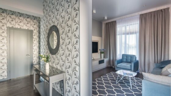 Tapety artystyczne w stylu japandi, boho, glamour i loft – jak dopasować wzór do aranżacji?